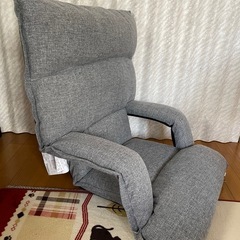 フラットになるひじ付き座椅子の画像