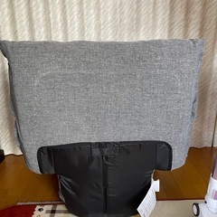 フラットになるひじ付き座椅子の画像