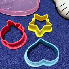 キティちゃんのクッキー型小物入れの画像
