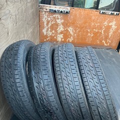 新品タイヤ‼️ブリヂストン　BRIDGESTONE デイトナタイプ？4本セット軽自動車やコンパクトカーに タイヤサイズ変更の場合もあるかもしれません。 サクシード、プロボックス、ヤリス　キューブ　アクア、ウィングロード、ヴィッツ、ノート、フィット、スイフト、クー、デックス、マーチ、フリード、ルーミー、アクア、ヴィッツ、ソリオ、フィット、シエンタ、フリード、ルーミー、タンク、トール　軽トラック　ハイゼット　エブリィ  ハスラー　デリカミニ　　　　の画像
