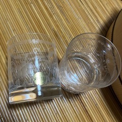 寿司桶、コップ、皿