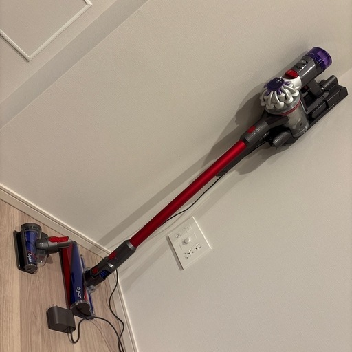 ダイソン V8: エントリーモデル　アタッチメント付き