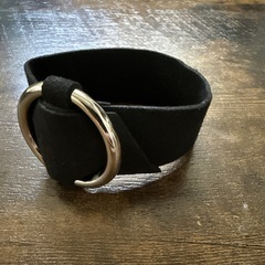 黒 スエード リング付きバングルの画像