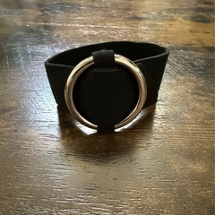 黒 スエード リング付きバングルの画像