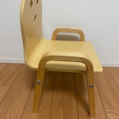 子供用の木の椅子の画像