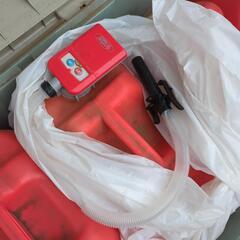 石油ストーブと灯油缶４個セットの画像