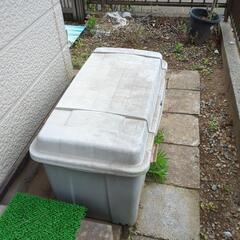 石油ストーブと灯油缶４個セットの画像