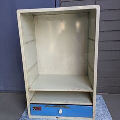 スチール製の棚