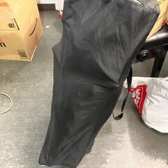 歩行器と組み立て式簡易ベビーベッドの画像