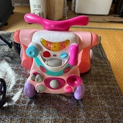 ベビーカーと歩行器の画像