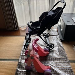 ベビーカーと歩行器の画像