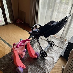 ベビーカーと歩行器の画像