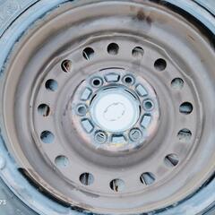 バン用タイヤ、195/80R15、ダンロップ、エナセーブ。センターハブ径10.5センチ、101/103L2本、7ミリ、2018年製、105/107L、2本、6ミリ、2017年製、スチールホイール6穴、6JX15ホイールキャップ付き。夏用タイヤは、予備で持っていても、けっして無駄にはなりません。パンクやバーストのとき、修理、購入せず、すぐ交換すれば、費用は、掛かりません。是非予備用タイヤとしてお持ち下さい。の画像