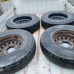 バン用タイヤ、195/80R15、ダンロップ、エナセーブ。センターハブ径10.5センチ、101/103L2本、7ミリ、2018年製、105/107L、2本、6ミリ、2017年製、スチールホイール6穴、6JX15ホイールキャップ付き。夏用タイヤは、予備で持っていても、けっして無駄にはなりません。パンクやバーストのとき、修理、購入せず、すぐ交換すれば、費用は、掛かりません。是非予備用タイヤとしてお持ち下さい。の画像