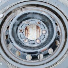 バン用タイヤ、195/80R15、ダンロップ、エナセーブ。センターハブ径10.5センチ、101/103L2本、7ミリ、2018年製、105/107L、2本、6ミリ、2017年製、スチールホイール6穴、6JX15ホイールキャップ付き。夏用タイヤは、予備で持っていても、けっして無駄にはなりません。パンクやバーストのとき、修理、購入せず、すぐ交換すれば、費用は、掛かりません。是非予備用タイヤとしてお持ち下さい。の画像