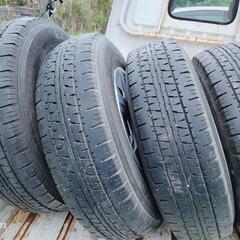 バン用タイヤ、195/80R15、ダンロップ、エナセーブ。センターハブ径10.5センチ、101/103L2本、7ミリ、2018年製、105/107L、2本、6ミリ、2017年製、スチールホイール6穴、6JX15ホイールキャップ付き。夏用タイヤは、予備で持っていても、けっして無駄にはなりません。パンクやバーストのとき、修理、購入せず、すぐ交換すれば、費用は、掛かりません。是非予備用タイヤとしてお持ち下さい。の画像