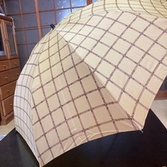 【新品未使用】ブランド折りたたみ傘　ルチアーノソプラーニ　ベージュ　革ベルト柄　男性にも女性にも◎の画像