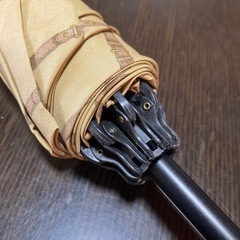 【新品未使用】ブランド折りたたみ傘　ルチアーノソプラーニ　ベージュ　革ベルト柄　男性にも女性にも◎の画像