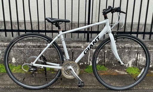 ＜整備済・新品パーツ多数交換＞ジャイアント エスケープR3 サイズS 3×8段変速 タイヤ700×28c ホワイト　超お得品！