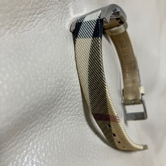 バーバリーレディース腕時計　バーバリー柄のベルトが特徴
の画像