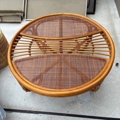 籐のテーブル