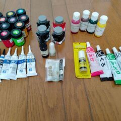 中古アート画材（各種絵具・筆・パレット・色鉛筆・キャンバス・用紙など）