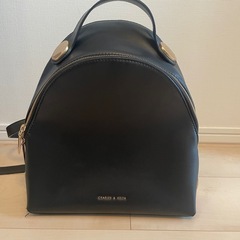 Charles and keith リュック