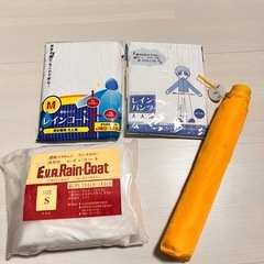 折りたたみ傘とレインコート