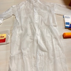折りたたみ傘とレインコートの画像