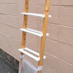 立て掛けるだけ　パイン材のラダーラックの画像