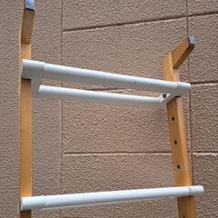 立て掛けるだけ　パイン材のラダーラックの画像