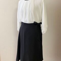 白いブラウスと黒いスカートのセット／レディースMサイズ