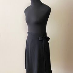 白いブラウスと黒いスカートのセット／レディースMサイズの画像