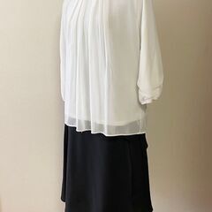 白いブラウスと黒いスカートのセット／レディースMサイズの画像