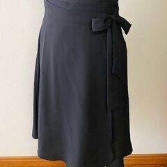 白いブラウスと黒いスカートのセット／レディースMサイズの画像