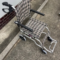 楽々健 介助型 折り畳み式車椅子 簡易車いす 軽量6.7kg コンパクト 折りたたみ幅25cmの画像