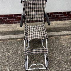 楽々健 介助型 折り畳み式車椅子 簡易車いす 軽量6.7kg コンパクト 折りたたみ幅25cmの画像