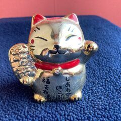 招き猫型金色貯金箱