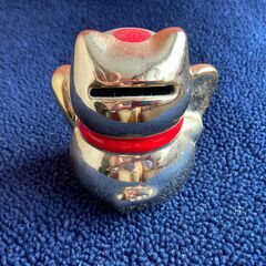 招き猫型金色貯金箱の画像