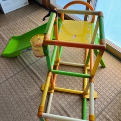 プーさんのジャングルと滑り台の画像