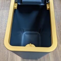 小型のゴミ箱の画像