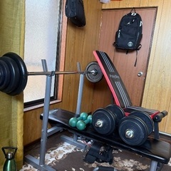 トレーニングベンチとバーベル、ダンベルなどフィットネストレーニング器具