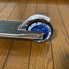 JDRAZOR子供、大人用キックボード、
スタンド付光るLEDホイール、ハンドブレーキ高さ調整付の画像