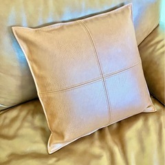 【クッション】美品　レザー調　キャメル　らくだ色の画像