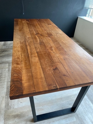 おしゃれな一枚板のテーブル