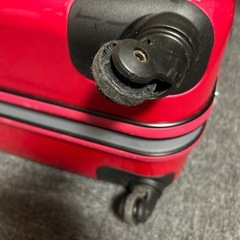 キャリーケースタイヤ破損の画像