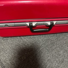 キャリーケースタイヤ破損の画像