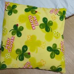 細長い布団と四つ葉てんとう虫クッションまとめての画像