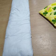 細長い布団と四つ葉てんとう虫クッションまとめての画像