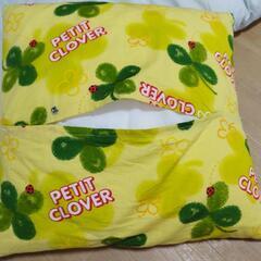 細長い布団と四つ葉てんとう虫クッションまとめての画像